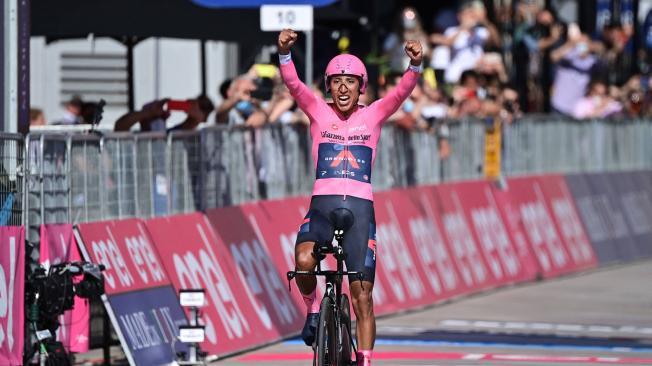 Egan Bernal celebra el título del Giro de Italia.