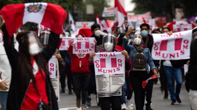 Los manifestantes participan en una protesta contra el candidato Pedro Castillo en el centro de Lima.