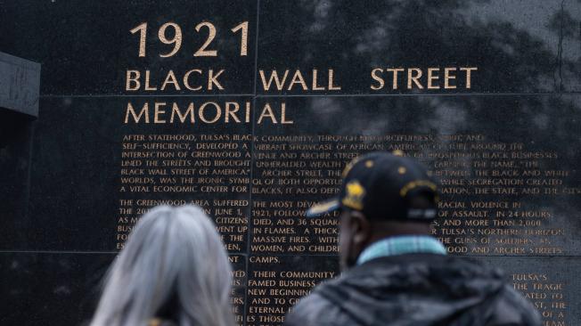 La gente mira el Black Wall Street Memorial de 1921 en el centenario de la masacre de Greenwood en Tulsa, Oklahoma, el 31 de mayo de 2021.