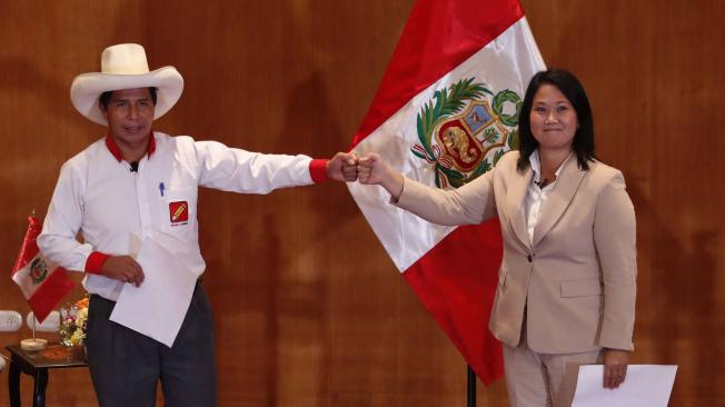 Los candidatos presidenciales de Perú Pedro Castillo (i), del partido Perú Libre, y Keiko Fujimori (d), del Fuerza Popular.