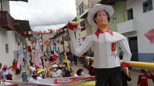 Simpatizantes del candidato presidencial Pedro Castillo se manifiestan en las calles de Tacabamba.