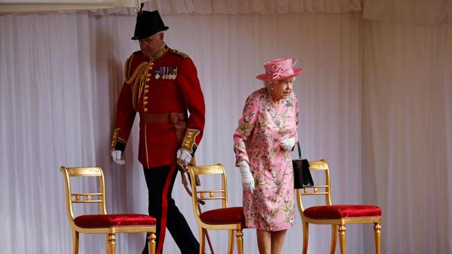 La reina Isabel II (C) de Gran Bretaña llega para tomar asiento en el cuadrilátero del castillo de Windsor mientras espera para saludar al presidente estadounidense Joe Biden y a la primera dama estadounidense Jill Biden en Windsor, al oeste de Londres, el 13 de junio de 2021 para una compromiso con la reina Isabel II de Gran Bretaña. El presidente de los Estados Unidos, Biden, visitará el Castillo de Windsor el domingo por la noche, donde él y la primera dama Jill Biden tomarán el té con la reina.