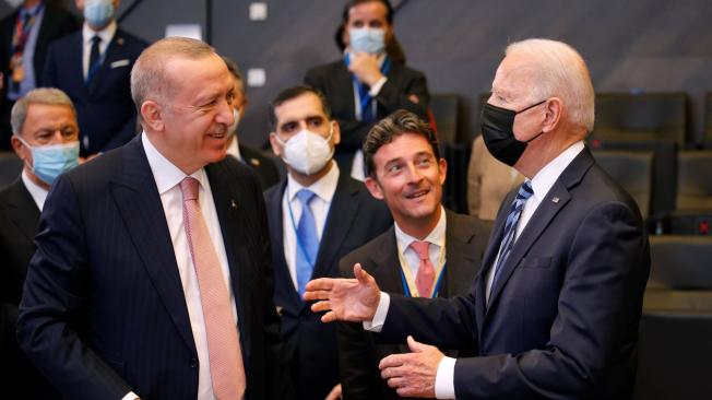 El presidente de Estados Unidos, Joe Biden, y el presidente de Turquía durante su encuentro en la Otan.