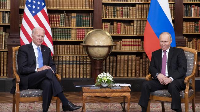 El presidente de Estados Unidos, Joe Biden, junto con su homólogo ruso, Vladimir Putin, en la cumbre de Ginebra.