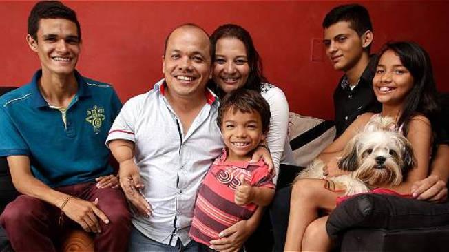 Alexis Calvo junto a sus hijos y esposa.