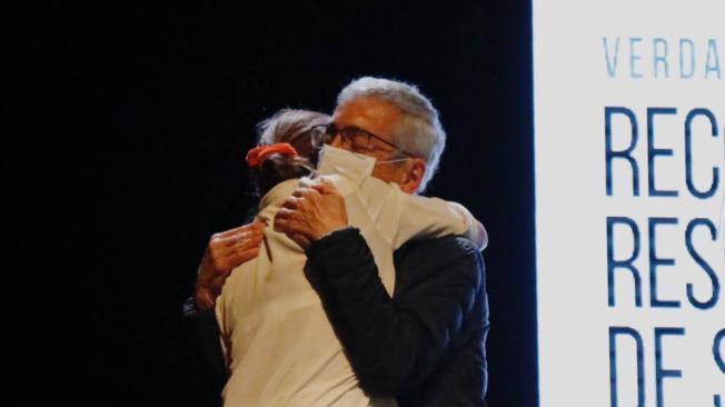 Ingrid Betancourt abrazó al padre Francisco de Roux al término de su intervención en la Comisión de la Verdad.