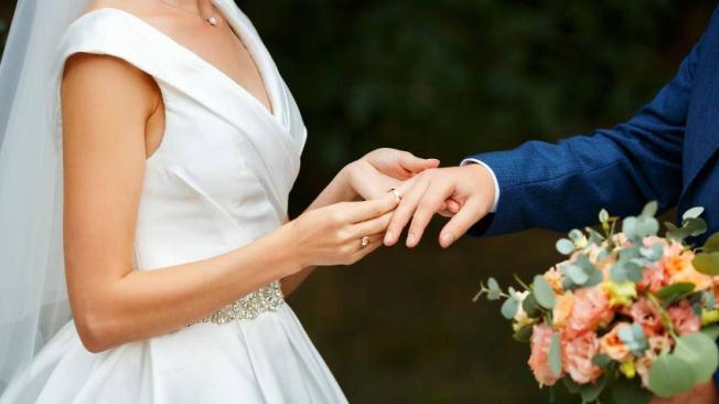 El anillo de matrimonio va en el dedo anular? - Revista Vive