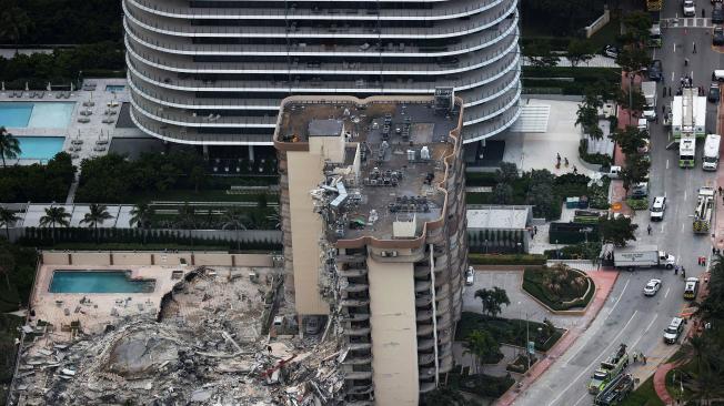 Buscan a desaparecidos tras desplome parcial de un edificio en Miami.