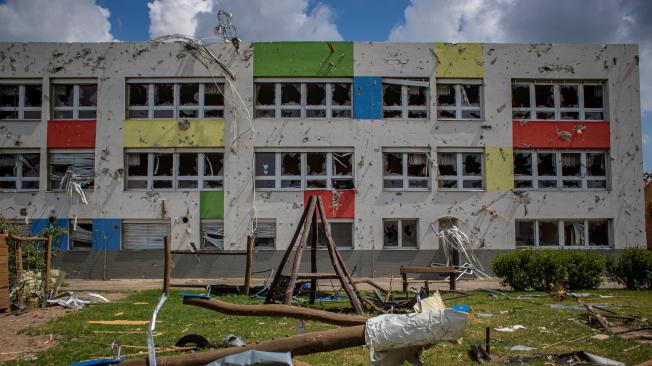 Una vista de un jardín de infancia dañado después de un tornado en Moravska Nova Ves, República Checa, 25 de junio de 2021.