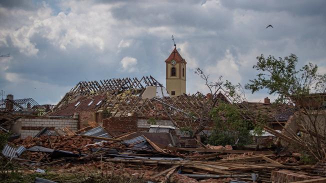 Al menos cinco personas murieron en el tornado que azotó a la República Checa este jueves, según un portavoz del servicio regional de ambulancias.