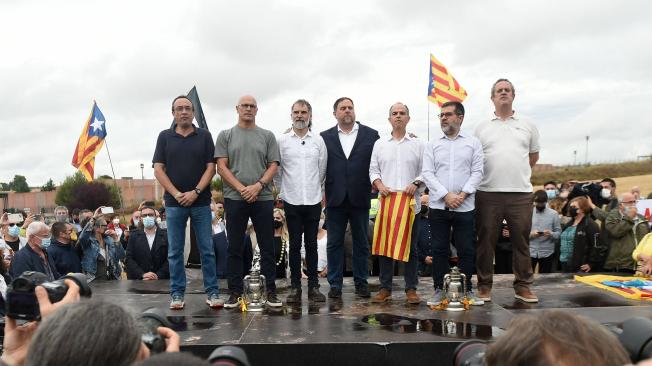 Entre los líderes separatistas liberados esta semana está el exvicepresidente catalán Oriol Junqueras 
(centro), condenado a 13 años de cárcel y a 13 más de inhabilitación por sedición.