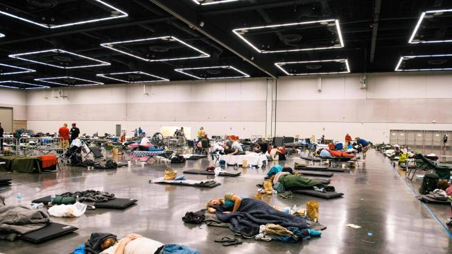 La gente descansa en la estación de refrescamiento del Centro de Convenciones de Oregón en Oregón, Portland, el 28 de junio de 2021, mientras una ola de calor recorre gran parte de los Estados Unidos.