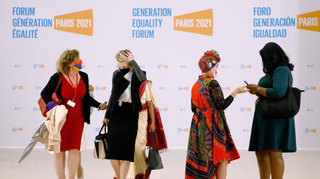Los participantes llegan al Foro Generación Igualdad, un encuentro mundial para la igualdad de género convocado por ONU Mujeres y coorganizado por los gobiernos de México y Francia en asociación con la juventud y la sociedad civil, en París el 30 de junio de 2021.