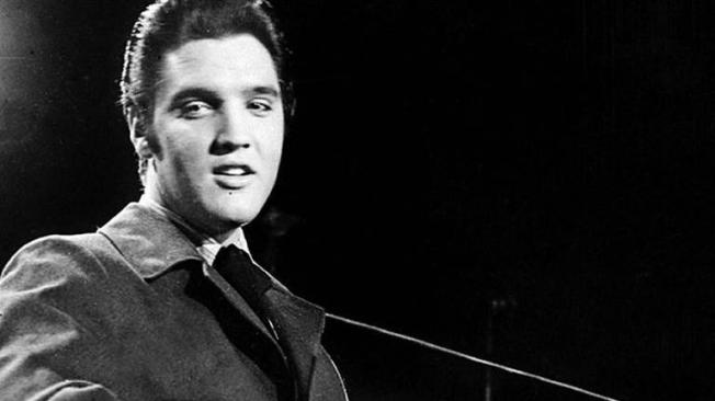 En 1954 Elvis Presley graba su primera canción.