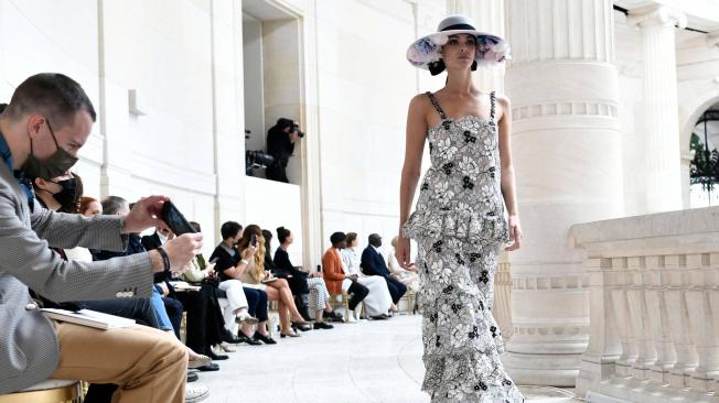 Como echar un vistazo a un cuadro de Édouard Manet. Así fue este martes  la colección Alta Costura otoño-invierno que Chanel presentó en la Semana de la moda de París, en una paleta de tonos pastel y blancos, cargada de lazos y faldas abombadas.