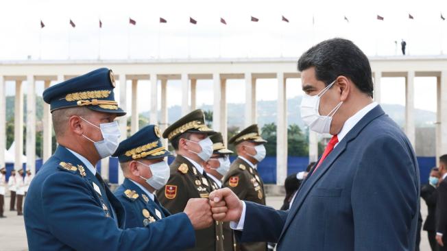 Mientras algunos barrios de Caracas estaban en medio del tiroteo, Nicolás Maduro estaba renovando su cúpula militar.
