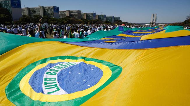 Una bandera brasileña gigante se ve durante una manifestación a favor de las armas en apoyo del presidente brasileño Jair Bolsonaro en Brasilia.