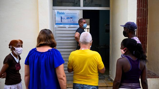 La gente espera ser vacunada con la vacuna cubana Abdala contra el covid-19 en La Habana, el 9 de julio de 2021.