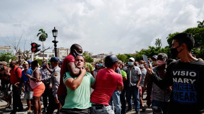 Testigos denunciaron represión contra manifestantes durante la jornada inédita de protestas que se registró ayer en Cuba.