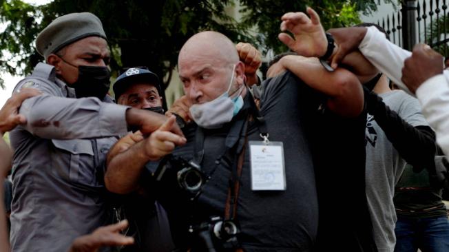 El fotógrafo español Ramón Espinoza fue arrestado por la Policía mientras cubría las manifestaciones.