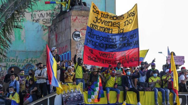 Manifestantes en el monumento de Los Héroes, en Bogotá, dentro de las actividades del paro nacional.