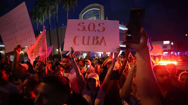 Protesta en apoyo a las manifestaciones en Cuba, en el barrio de La Pequeña Habana en Miami, Florida.
