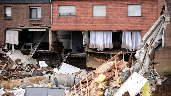 Casas residenciales y automóviles se derrumbaron cerca de Erftstadt Blessem, Alemania, el 16 de julio de 2021