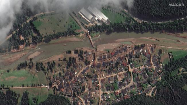 Una imagen de satélite facilitada por Maxar Technologies muestra un puente destruido y calles cubiertas de barro en Liers, Alemania, el 18 de julio de 2021.