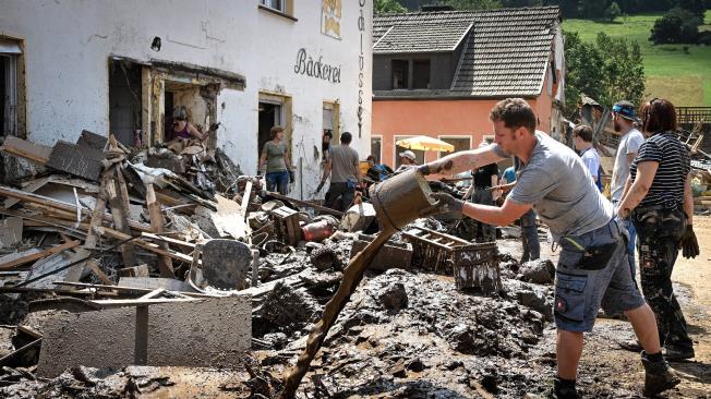 Los residentes de la aldea de Schuld en Rhineland-Palatinate retiran los escombros del camino después de la inundación del río Ahr, en Schuld, Alemania, el 18 de julio de 2021