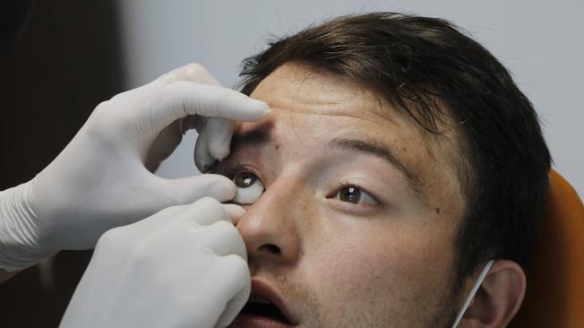 El doctor John Jairo Tapias le diseñó y donó una prótesis ocular a Johan Nicolas Reina, quién perdió su ojo durante las protestas del paro nacional por cuenta del Esmad.