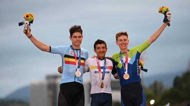 La competencia del ciclismo de ruta fue ganada por el ecuatoriano Ríchard Carapaz (centro), la plata quedó en poder de  Wout van Aert y el bronce se lo colgó Tadej Pogacar.