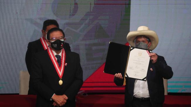 El presidente electo de Perú, Pedro Castillo (der.), recibió sus credenciales para el periodo 2021-2026.