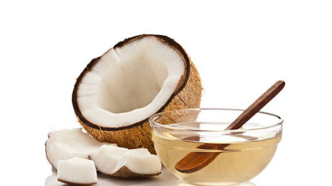 El aceite de coco también se usa en la piel.