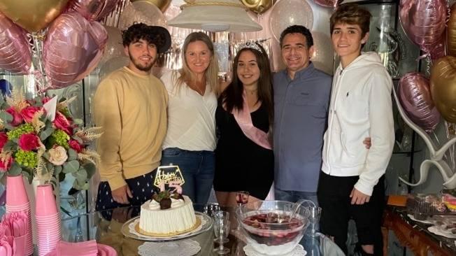 La familia Velásquez en el cumpleaños de Paulina.