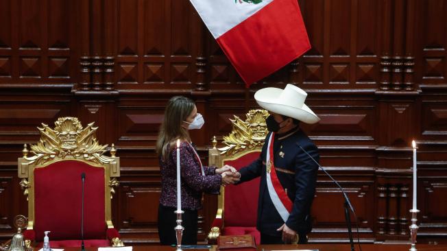 Momento en el que Pedro Castillo recibe la banda presidencial en Perú.