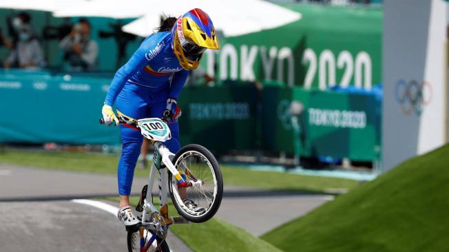 Mariana Pajón de Colombia compite en los cuartos final femeninos de BMX en los Juegos Olímpicos 2020.