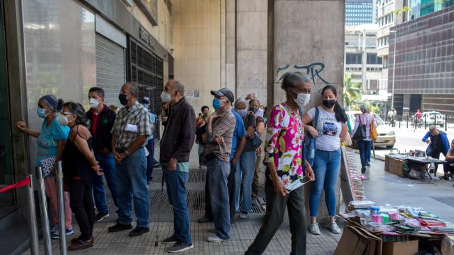 La escasez de efectivo en Venezuela, provocada por la alta inflación, ha hecho que los bancos del país cierren oficinas y reduzcan la cantidad de cajeros automáticos.