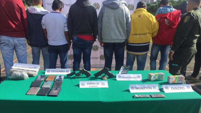 En medio de los allanamientos se incautaron armas y 94 millones de pesos en efectivo.