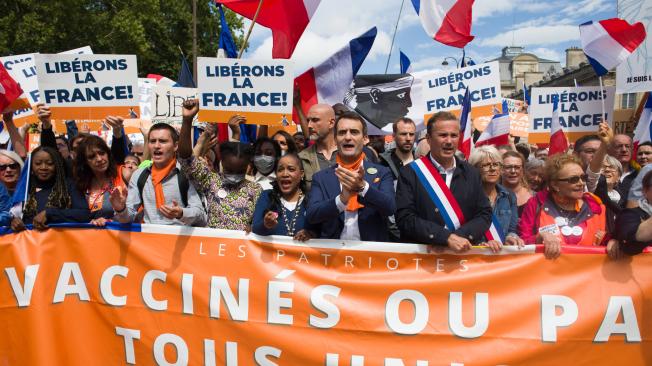 Los franceses llevan semanas protestando contra la imposición del pasaporte sanitario covid en su país.