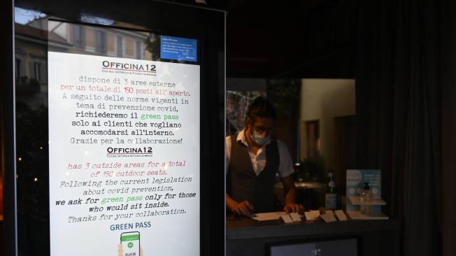 Un restaurante en Milán (Italia) exige a través de un aviso a la entrada la necesidad de tener un pasaporte sanitario covid