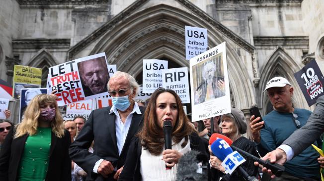 Stella Morris, pareja de Julian Assange, ofrece una declaraciones a las afueras del Tribunal de Londres.
