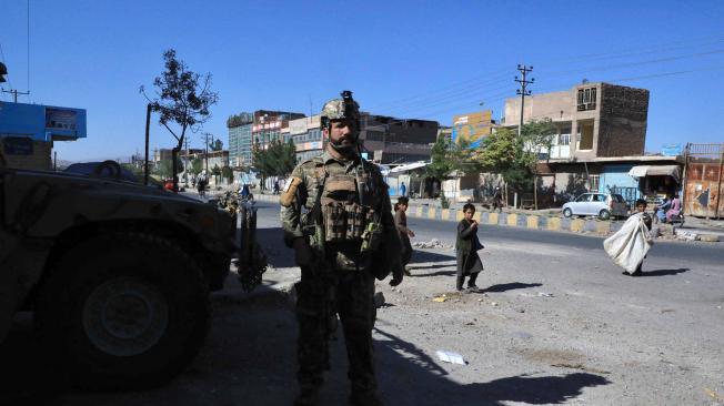 Un personal de las fuerzas de seguridad afganas monta guardia a lo largo de la carretera en Herat el 12 de agosto de 2021.
