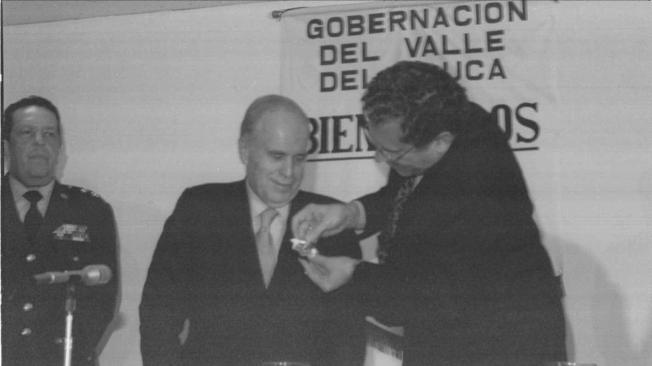 Carlos Ardila Lulle, es condecorado por el gobernador del Valle, Carlos Holguín Sardi.
