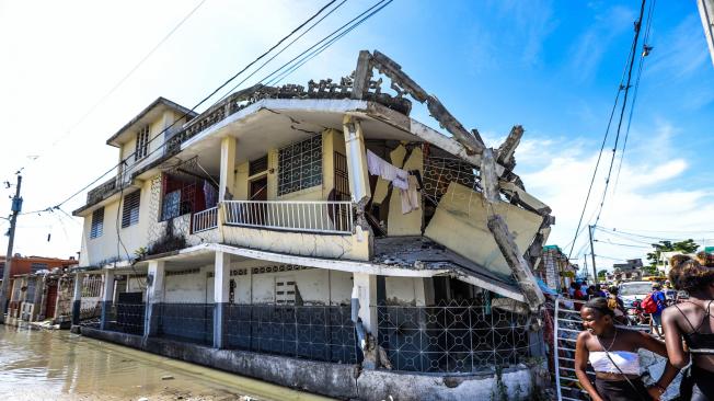 AME8565. LOS CAYOS (HAITÍ), 14/08/2021.- Grupos de personas observan los efectos de un seísmo de 7,2 grados hoy, en Los Cayos (Haití). El terremoto se registró a las 08.29 hora local (12.29 GMT) al noreste de Saint-Louis du Sud, en el sur de Haití, y tuvo una profundidad de 10 kilómetros, de acuerdo con el Servicio Geológico de Estados Unidos (USGS, en inglés). EFE/ Ralph Tedy Erol
