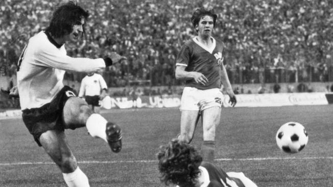Gerd Müller (izq.) en acción, en el Mundial de 1974, que ganó Alemania Occidental.