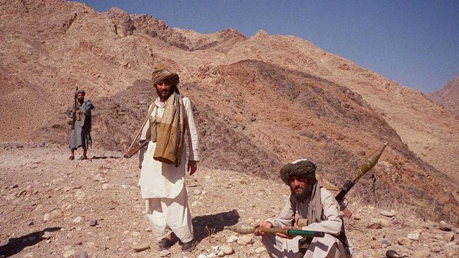 Esta foto de archivo tomada el 14 de octubre de 2001 muestra a combatientes talibanes.