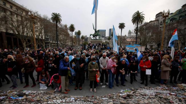 Manifestantes colocan piedras con nombre de víctimas de covid-19 durante un plantón de protesta contra el Gobierno de Alberto Fernández por el manejo de la pandemia y en memoria de los fallecidos por coronavirus, hoy, frente a la Casa Rosada, en Buenos Aires (Argentina).