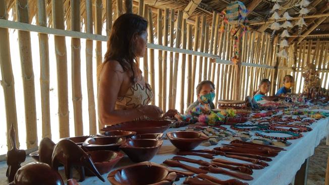 Los indígenas ticuna trabajan muy bien la madera. Su artesanía es muy llamativa y la comercializan.