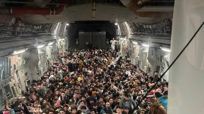 Al menos 640 ciudadanos afganos fueron evacuados en un avión C-17 Globemaster III de la Fuerza Aérea de los Estados Unidos.