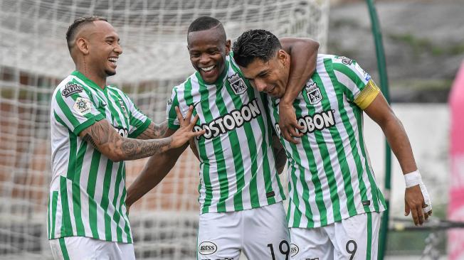 Jéfferson Duque (der.) celebra el gol de Nacional. Con él, Jarlan Barrera (izq.) y Yerson Candelo (19).